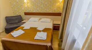 Гостиница Гостевой Дом «ЮГ-Отель» Геленджик Двухместный номер с 1 кроватью или 2 отдельными кроватями и душем-4